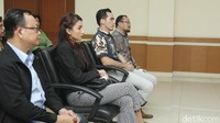 Tak ada tegur sapa ataupun beradu pandang antara Atalarik dan Tsania Marwa selama sidang.