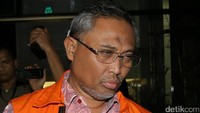 Firmansyah Arifin keluar gedung KPK usai menjalani pemeriksaan.