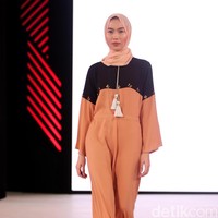Vivi Zubedi mengangkat tema koleksinya Emirati Lady di Fashion Nation 2017. Senayan City. Jakarta. [Foto: Mohammad Abduh/Wolipop]