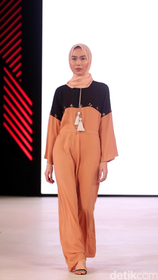 Vivi Zubedi mengangkat tema koleksinya Emirati Lady di Fashion Nation 2017. Senayan City. Jakarta. [Foto: Mohammad Abduh/Wolipop]