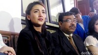 Pesinetron berusia 26 tahun itu terakhir kali bertemu Syarief pada 25 Maret lalu di salah satu pusat perbelanjaan.