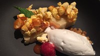 Tutup santapan dengan  Coconut Mochi Cake yang tersusun dari butter mochi cake, popcorn caramel dan macademia, serta sorbet kelapa. Paduan manis gurihnya puaskan selera.