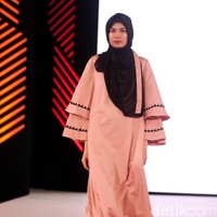 Vivi Zubedi mengangkat tema koleksinya Emirati Lady di Fashion Nation 2017. Senayan City. Jakarta. [Foto: Mohammad Abduh/Wolipop]