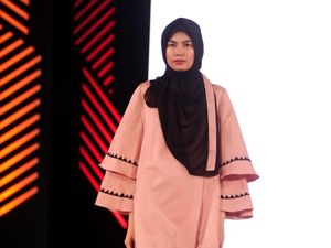 Foto: Koleksi Vivi Zubedi di Fashion Nation 2017