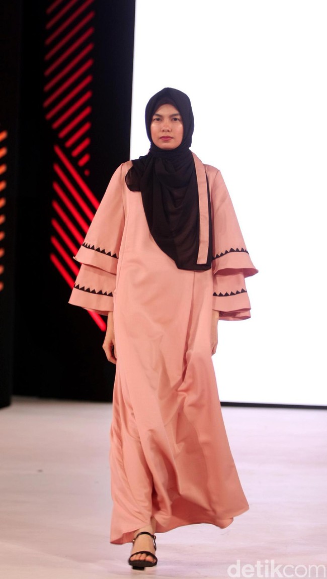 Vivi Zubedi mengangkat tema koleksinya Emirati Lady di Fashion Nation 2017. Senayan City. Jakarta. [Foto: Mohammad Abduh/Wolipop]