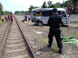 KA Lodaya Tabrak Minibus di Kroya, 5 Meninggal 2 Luka Berat
