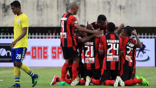 Persipura sempat unggul lebih dulu namun mampu disamakan Persib Bandung.