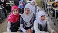Sejumlah anak-anak di Mosul Timur, Irak, terlihat kembali bersekolah setelah bertahun-tahun bergejolak dengan ISIS. REUTERS/Marko Djurica.