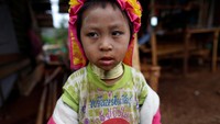 Tradisi memanjangkan leher ini sebagai simbol kecantikan. Semakin panjang leher seorang wanita, semakin cantiklah dia  (Soe Zeya Tun/REUTERS)