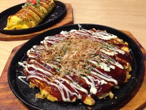 Tokugawa: Lezatnya Okonomiyaki Tebal dengan Isian Seafood dan Daging Sapi