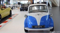 Mobil BMW keluaran jadul juga ada di sini. Foto: M Luthfi Andika