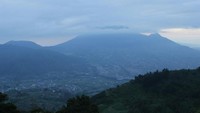 Bukit Sikunir di Dieng, Wonosobo sedang naik daun beberapa tahun terakhir. Wisatawan banyak berburu momen sunrise di Puncak Sikunir. Sayang, sunrise pagi itu terlihat malu-malu untuk muncul (Randy/detikTravel)