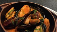 Black Mussels memadukan kerang hijau, meatballs, dan tteokbokki goreng dalam saus gochujang butter.