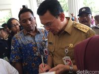 Ahok saat bertugas menerima aduan warga di Balai Kota.