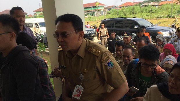 Ahok mengecek rusun Rawa Bebek.
