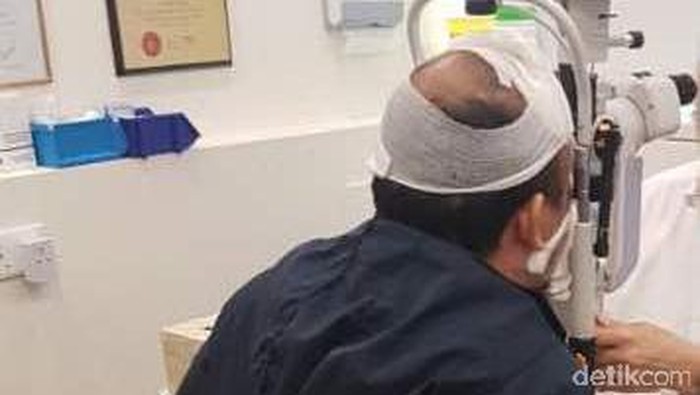 Tim Dokter Pasang Lensa di Mata Kanan Novel