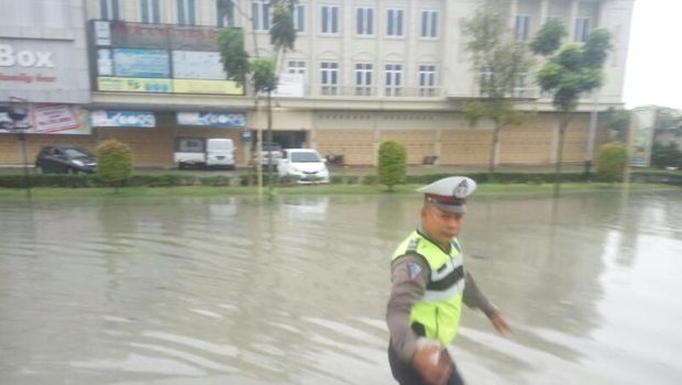 Personel polisi dikerahkan mengantisipasi kemacetan.