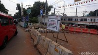 Kereta api melewati perlintasan kereta api Bintaro Permai, Jakarta Selatan, Selasa (18/4/2017).
