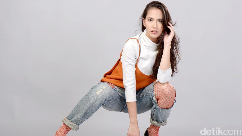 Tersimpan Kisah Tegar Pevita Pearce Sebagai Anak