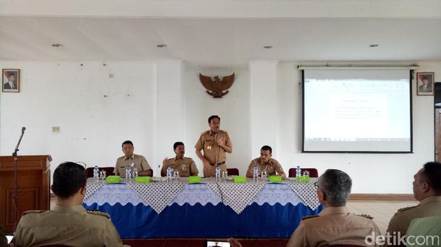  Wagub DKI Jakarta Djarot Saiful Hidayat memberikan pengarahan kesiapan pilkada di kantor Kecamatan Cakung, Jaktim, Selasa (18/4/2017)