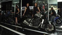 Motor V4 selanjutnya yang menjadi impian pecinta moge, yaitu Yamaha VMAX berkapasitas 1.700 cc. Motor generasi kedua ini memiliki bobot yang lebih berat, lebih mahal dan performa yang lebih oke.  Foto: Yamaha Indonesia