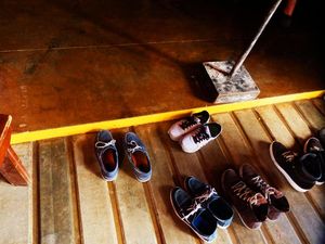 Alasan di Balik Anjuran Melepas Sepatu Saat Masuk Rumah
