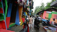 Warga beraktivitas di kampung yang telah dicat aneka warna.