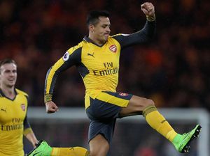 Alexis Sanchez Dekati Rekor Adebayor di Arsenal