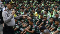 Pasukan gabungan TNI-Polri mendapat pengarahan dalam mengamankan Pilgub DKI putaran dua.