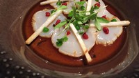 Penyuka scallop bisa mencicip Scallop Crudo. Dibumbui truffled yuja soy, scallop yang lembut kenyal terasa asam segar. Apalagi ada kimchi dan bengkuang sebagai toppingnya.