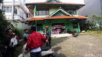 Pintu masuk dipalang oleh dua bambu. Di bagian depan kantor terdapat tulisan yang dipasang warga. Bunyinya Atas nama seluru elemen masyarakat menyatakan gedung beserta isinya disegel.