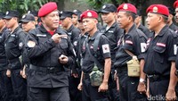 Komandan Satgas Nasional Cakra Buana PDIP Komarudin Watubun memeriksa barisan.