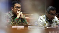 Lukman Hakim Saifuddin menyimak pertanyaan anggota Komisi VIII.