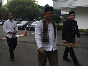 Gaya Menteri dan Pimpinan Lembaga Tinggi Berpakaian Adat ke Istana