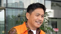 Musa Zainuddin keluar dengan mengenakan rompi tahanan KPK.