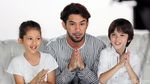 Kompaknya Reza Rahadian dan Dua Keponakannya, Udah Cocok Jadi Ayah?