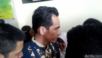 Ia terlihat mengenakan batik diantara kerumunan pria berbadan tegap itu.