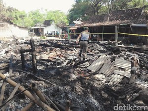 Dua Rumah Terbakar, Penyulut dan Botol Berbau Bensin Diamankan