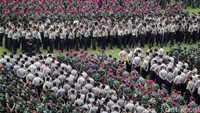 Pihak Kepolisian bersama TNI melakukan Apel pergeseran pasukan di Lapangan Bhayangkara, Jakarta, Selasa (18/4/2017). 