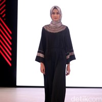 Vivi Zubedi mengangkat tema koleksinya Emirati Lady di Fashion Nation 2017. Senayan City. Jakarta. [Foto: Mohammad Abduh/Wolipop]