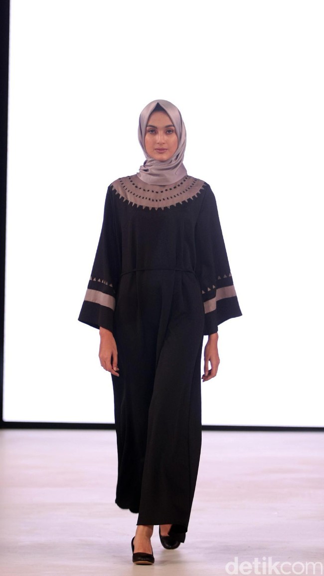 Vivi Zubedi mengangkat tema koleksinya Emirati Lady di Fashion Nation 2017. Senayan City. Jakarta. [Foto: Mohammad Abduh/Wolipop]