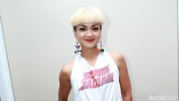 Nirina tampil kasual dengan kaus putih, jeans dan sneakers putih. Pool/Palevi S/detikFoto.