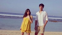 Lewat foto yang diunggah oleh Maia Estianty, tampak Valerie dan El sedang menikmati pantai di Bali. (Dok. Instagram/maiaestiantyreal)
