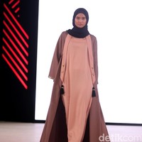 Vivi Zubedi mengangkat tema koleksinya Emirati Lady di Fashion Nation 2017. Senayan City. Jakarta. [Foto: Mohammad Abduh/Wolipop]