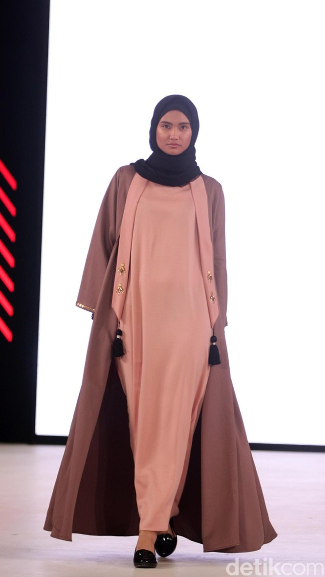 Vivi Zubedi mengangkat tema koleksinya Emirati Lady di Fashion Nation 2017. Senayan City. Jakarta. [Foto: Mohammad Abduh/Wolipop]