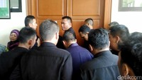 Meski begitu masih tampak penjagaan di depan ruang sidang tersebut.
