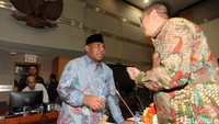 Menteri Agama Lukman Hakim Saifuddin berbincang dengan Ketua Komisi VIII Ali Taher.