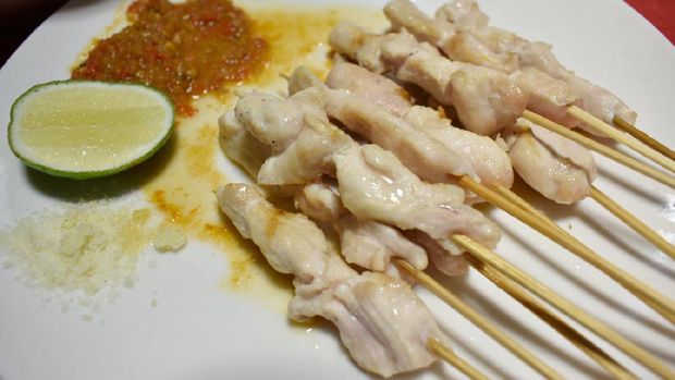 Potongan Daging yang Ditusuk dan Dibakar Ini Jadi Favorit Banyak Orang