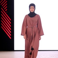 Vivi Zubedi mengangkat tema koleksinya Emirati Lady di Fashion Nation 2017. Senayan City. Jakarta. [Foto: Mohammad Abduh/Wolipop]