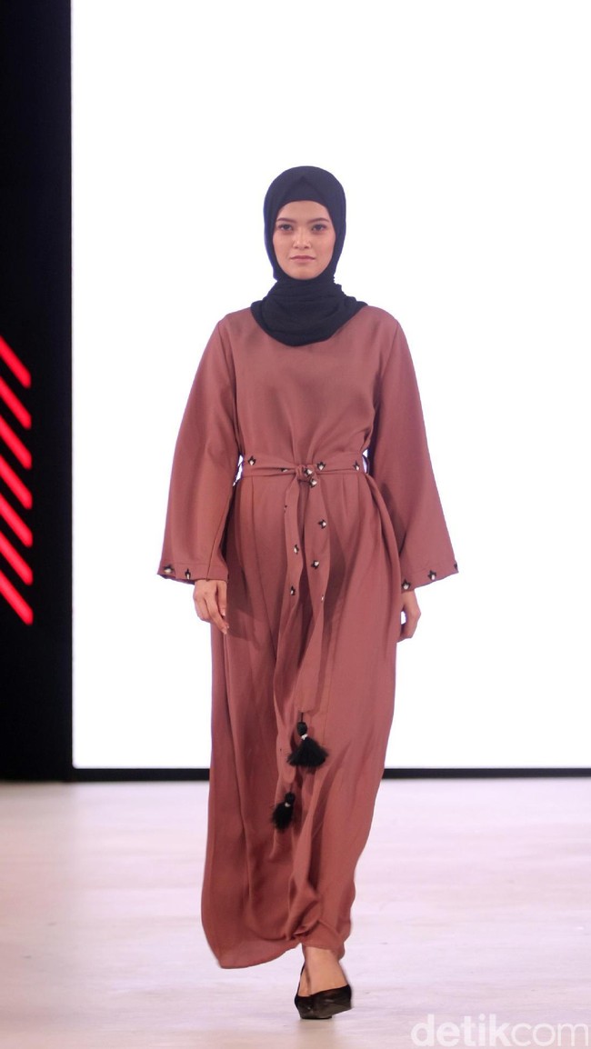 Vivi Zubedi mengangkat tema koleksinya Emirati Lady di Fashion Nation 2017. Senayan City. Jakarta. [Foto: Mohammad Abduh/Wolipop]